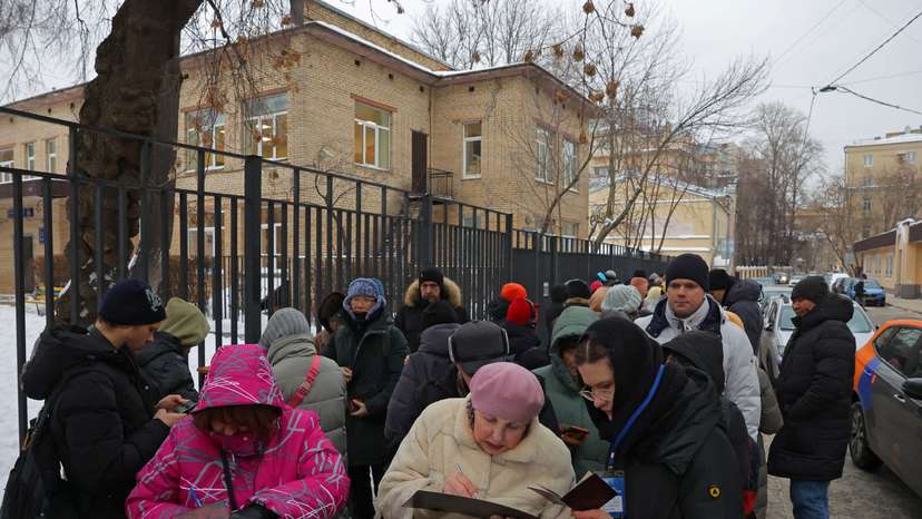 People queue to put signatures in support of Boris Nadezhdin in Moscow