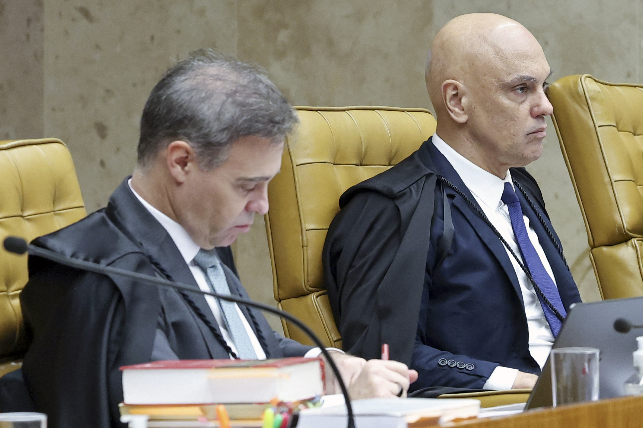 Em posição de antagonismo no julgamento desta terça-feira, 15, os ministros André Mendonça e Alexandre de Moraes sentam-se lado a lado no plenário do Supremo Tribunal Federal