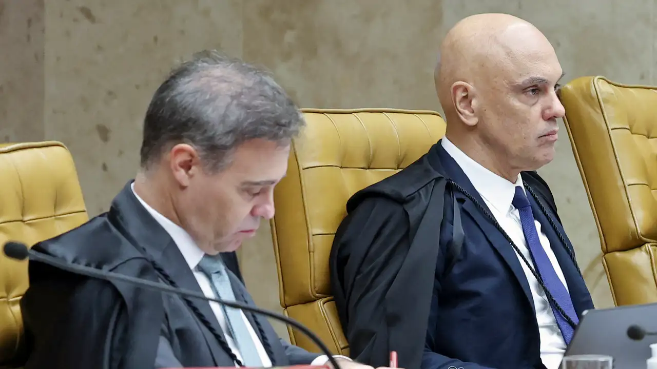 Em posição de antagonismo no julgamento desta terça-feira, 15, os ministros André Mendonça e Alexandre de Moraes sentam-se lado a lado no plenário do Supremo Tribunal Federal