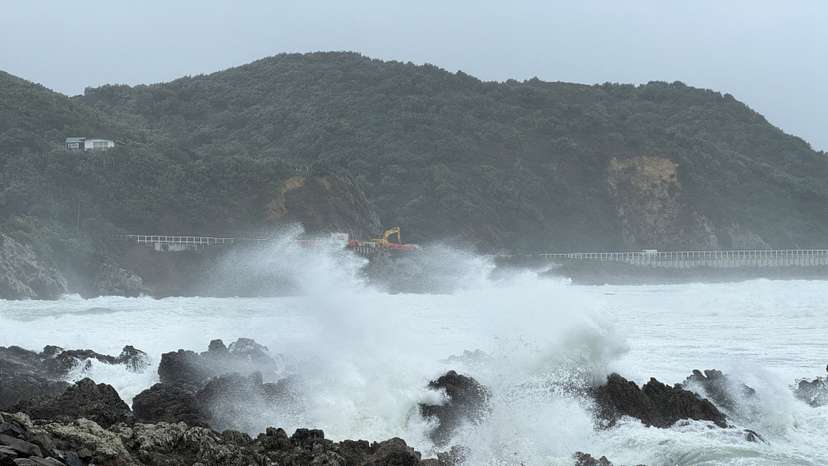 Strong winds hit Lyall bay in Wellington