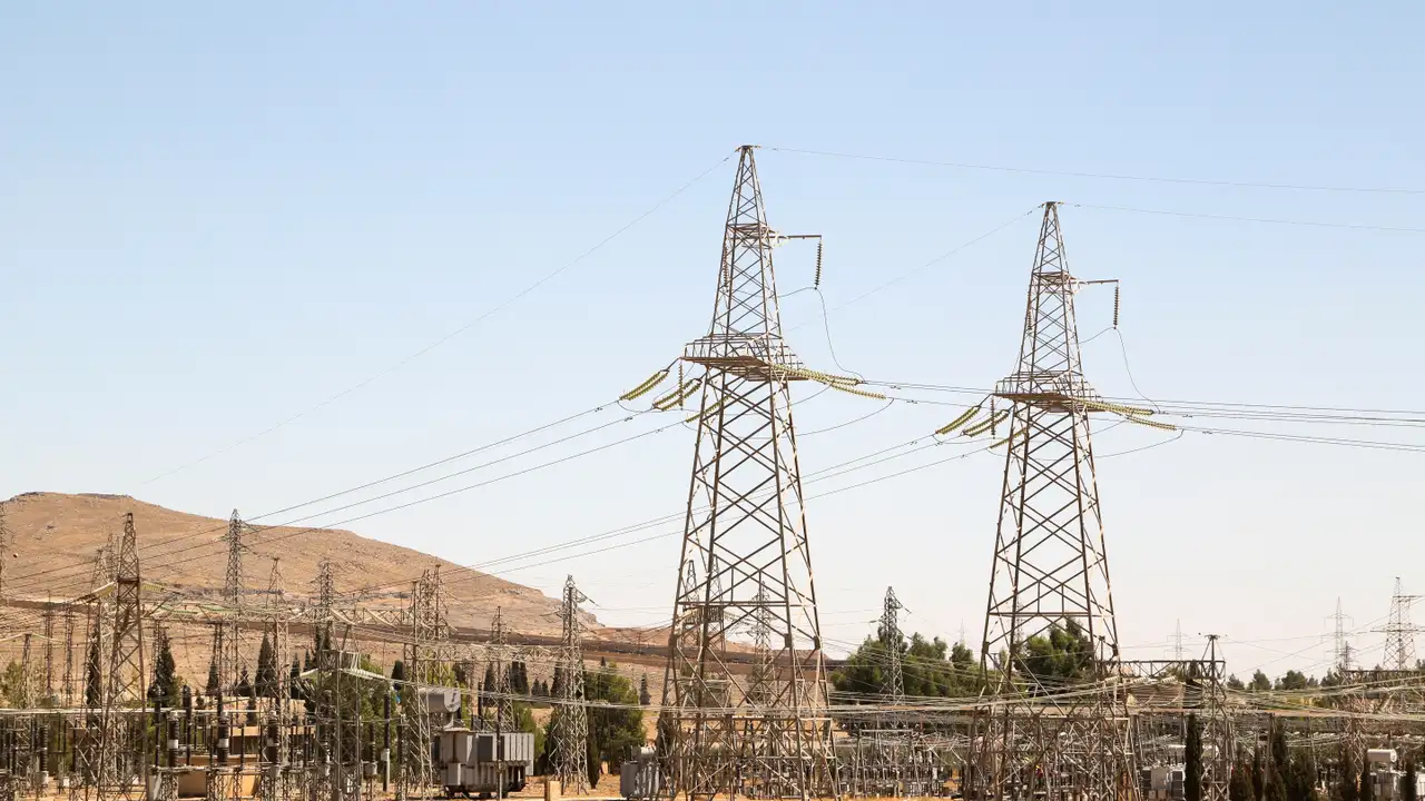 FILE PHOTO: A view shows electricity pylons in Kiswah, Damascus suburbs, Syria September 8, 2021. Picture taken September 8, 2021. REUTERS/Yamam al Shaar/File Photo