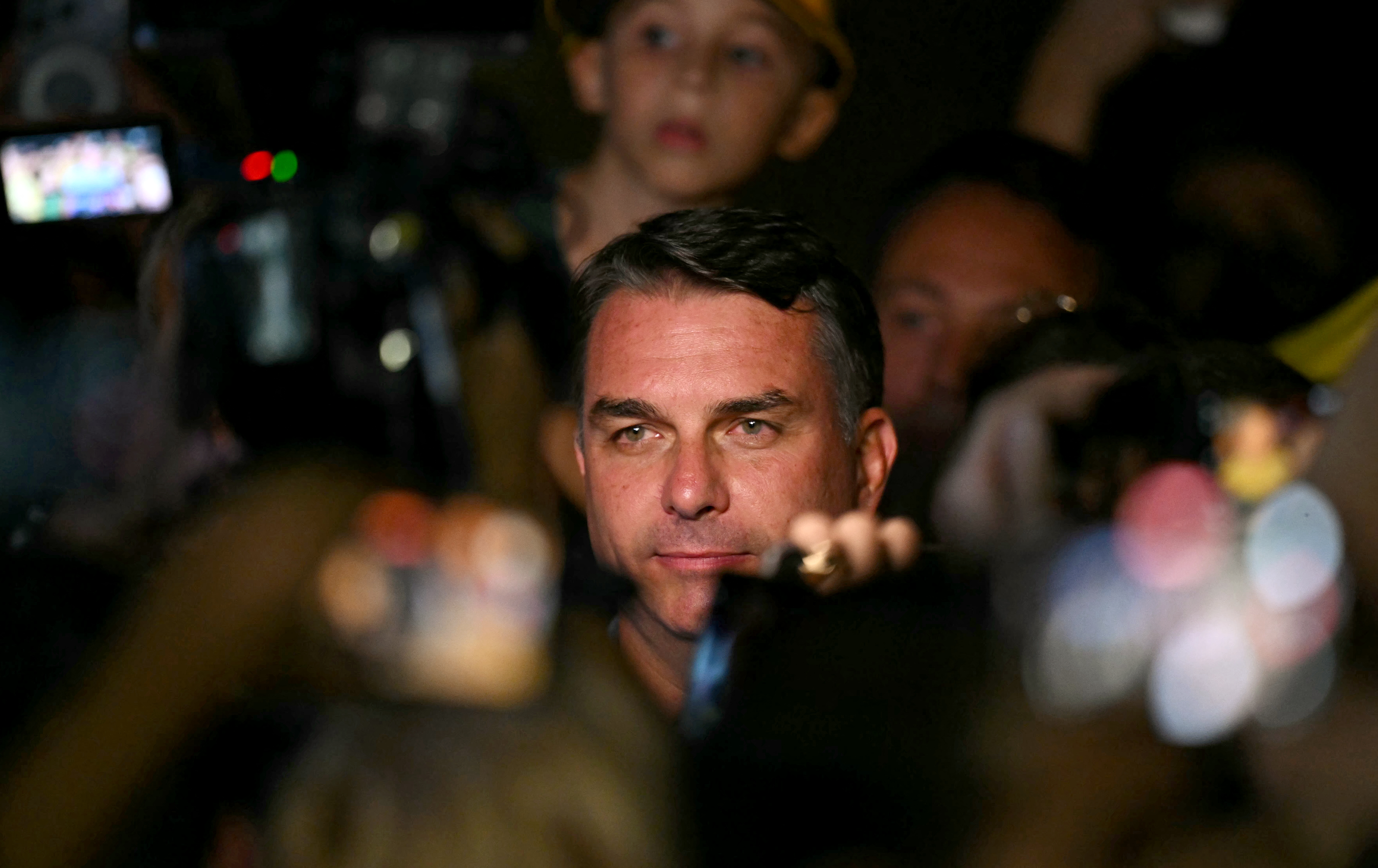 O senador Flávio Bolsonaro fala à imprensa após o resultado do primeiro turno, em que ficou à frente de Lula. 
