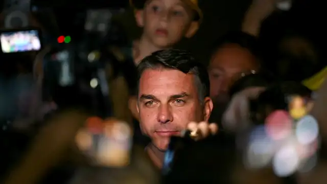 O senador Flávio Bolsonaro fala à imprensa após o resultado do primeiro turno, em que ficou à frente de Lula.