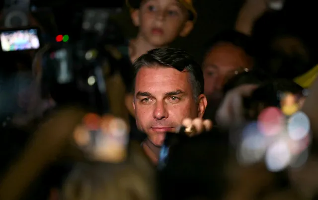 O senador Flávio Bolsonaro fala à imprensa após o resultado do primeiro turno, em que ficou à frente de Lula.