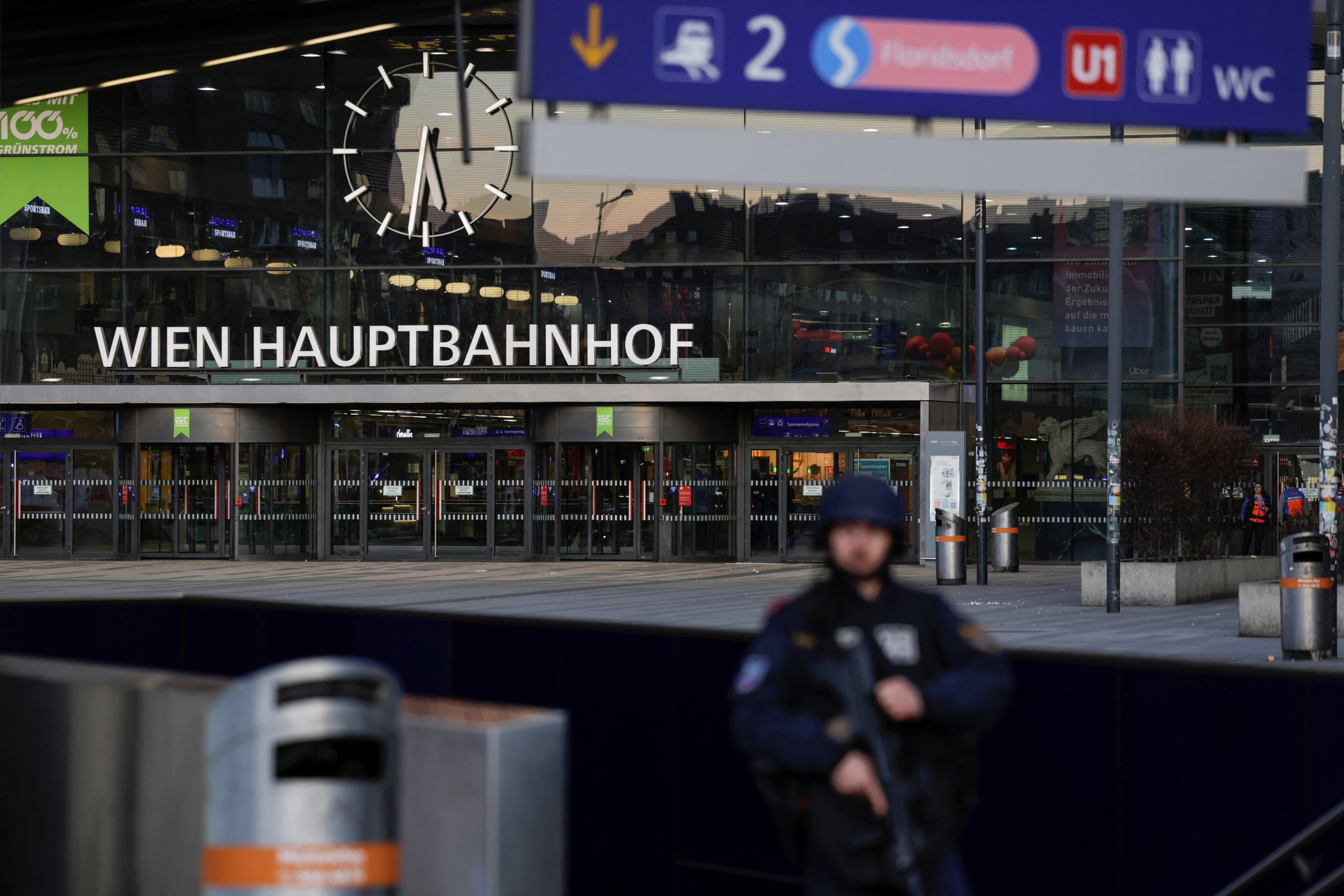 Vienna central station closed due to an unspecified threat