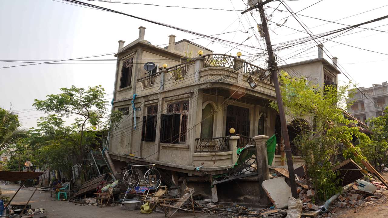 Aftermath of a strong earthquake, in Amarapura