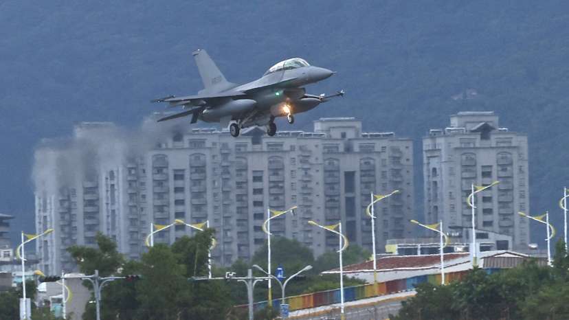 A F-16V lands at the air base in Hualien