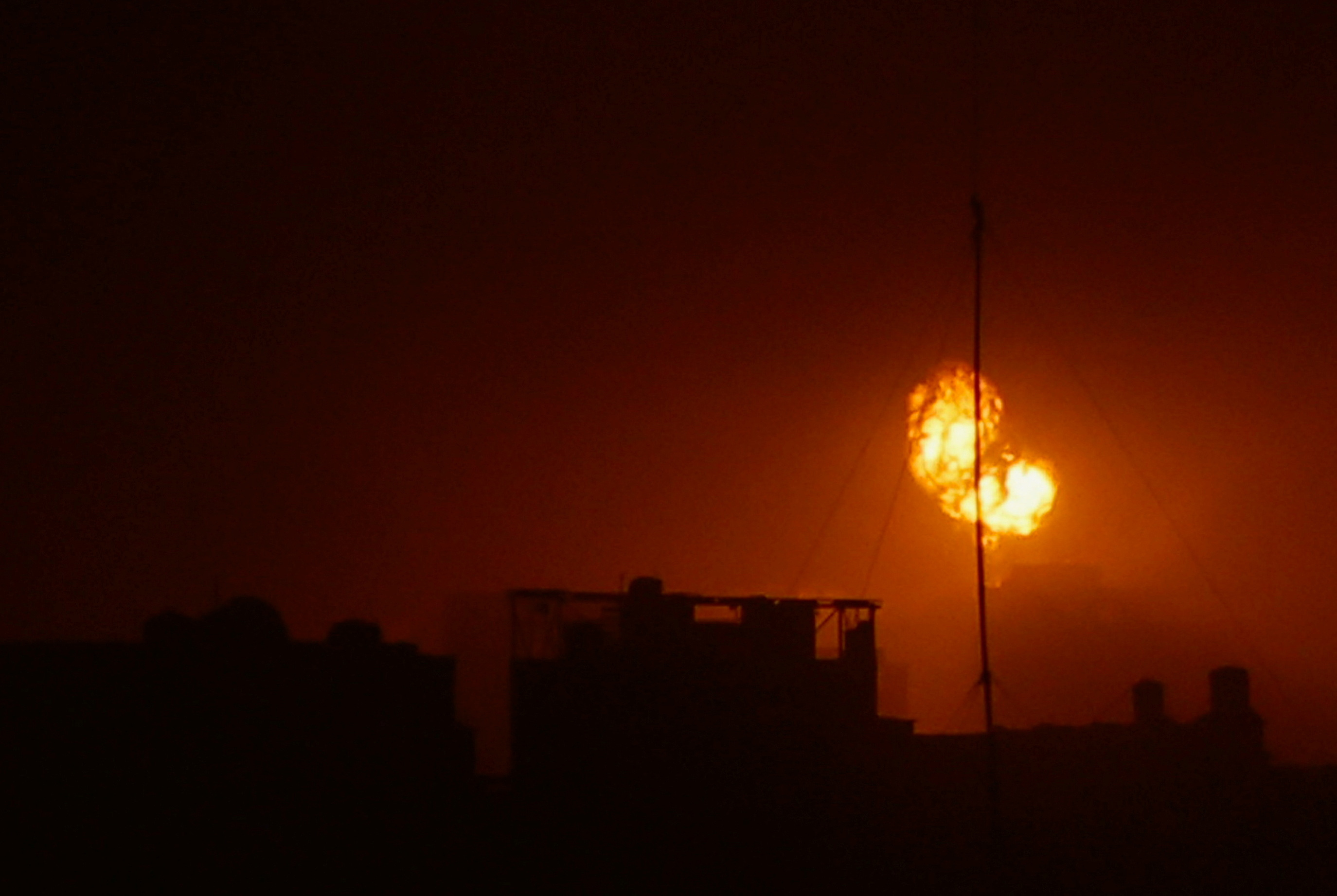 Israeli air strikes, in Khan Younis