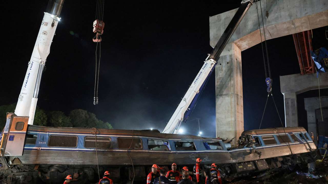 Train traveling from Bangkok to Ubon Ratchathani derailed in Sikhio district