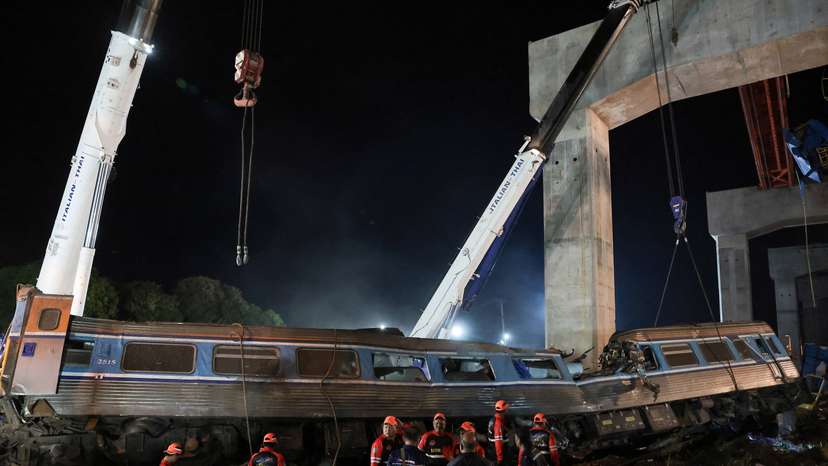 Train traveling from Bangkok to Ubon Ratchathani derailed in Sikhio district