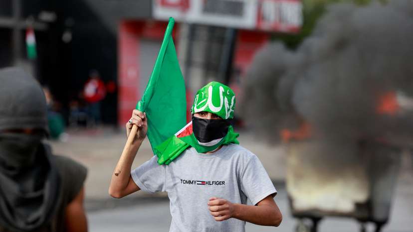 Palestinians clash with Israeli forces, near Ramallah