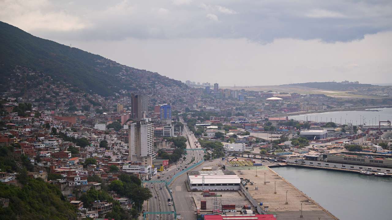 Venezuelan government activates militia units amid tensions with U.S. over warships deployed
