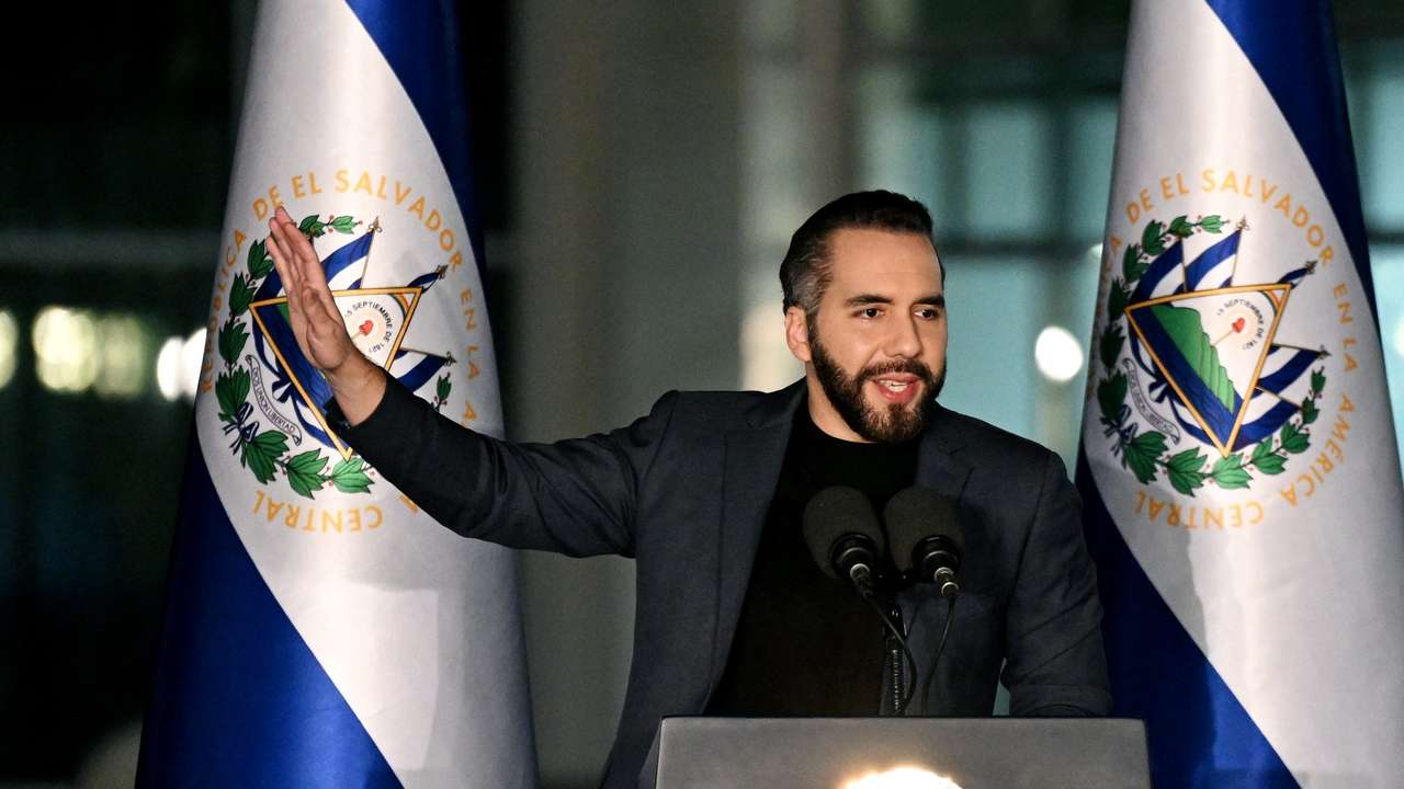 O presidente de El Salvador, Nayib Bukele, faz gestos enquanto discursa durante a inauguração da nova sede da Procuradoria-Geral da República (FGR) em Antiguo Cuscatlán, El Salvador, em 19 de maio de 2026.