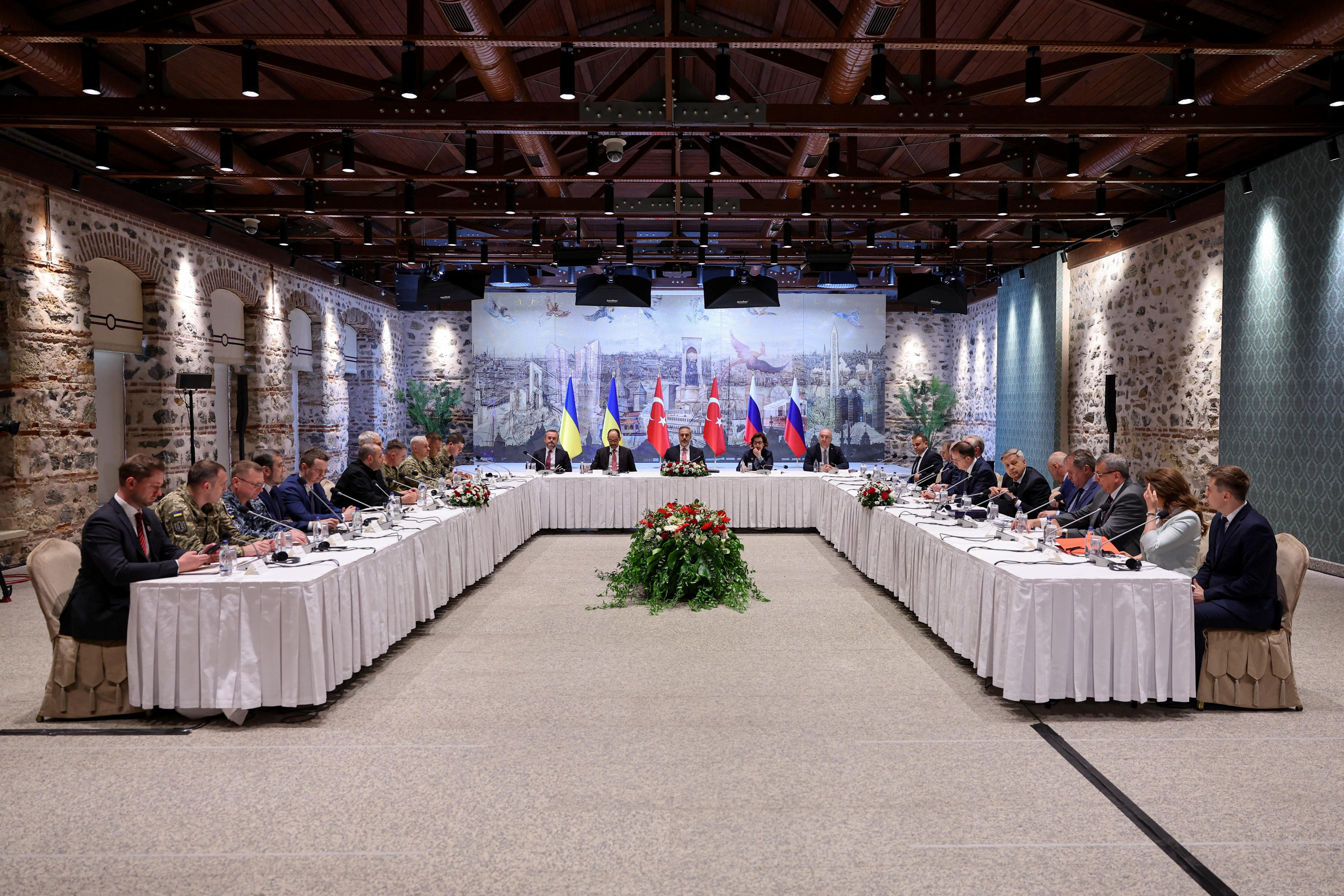 Turkish Foreign Minister Fidan chairs a meeting between Ukrainian and Russian negotiators in Istanbul