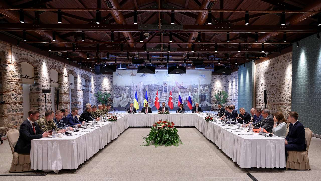 Turkish Foreign Minister Fidan chairs a meeting between Ukrainian and Russian negotiators in Istanbul