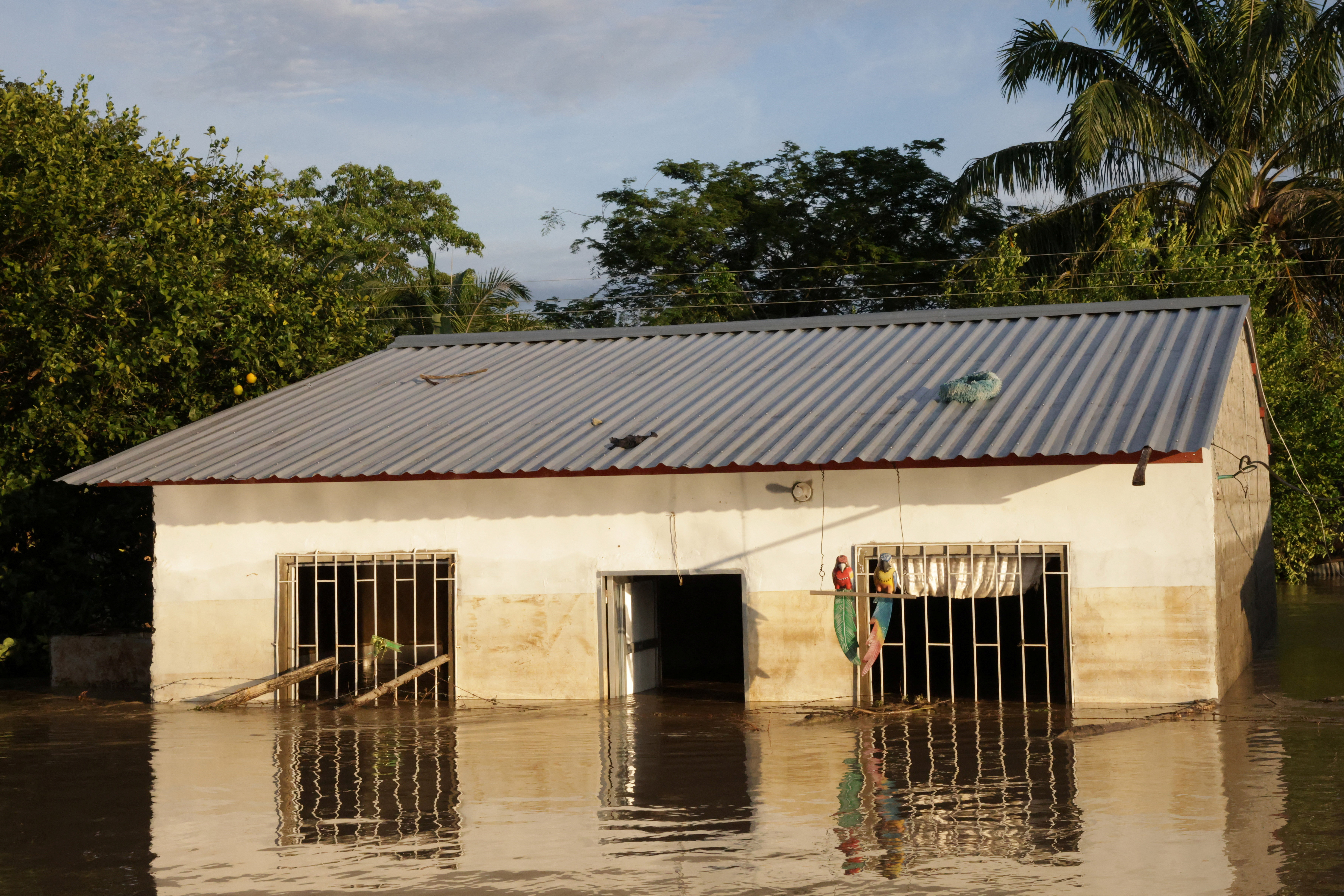 Floods displace thousands in Northern Colombia