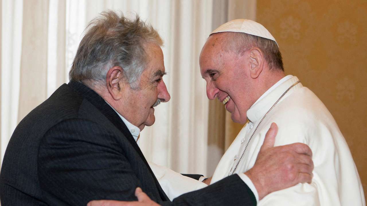 Pope Francis meets Uruguay's President Jose Mujica during a private audience at the Vatican, June 1, 2013. REUTERS/Alessandra Tarantino/Pool/File Photo