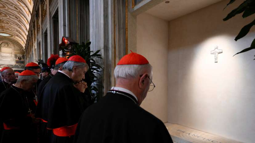 Cardinals visit the tomb of Pope Francis