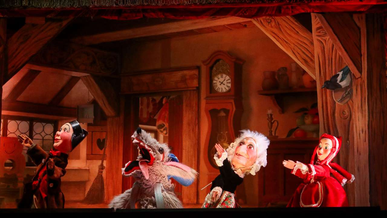 Paris puppet show closes to make way for Olympics