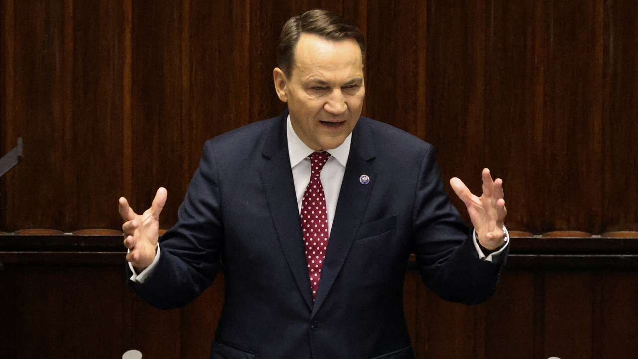 Polish FM Sikorski speaks on foreign policy at parliament in Warsaw