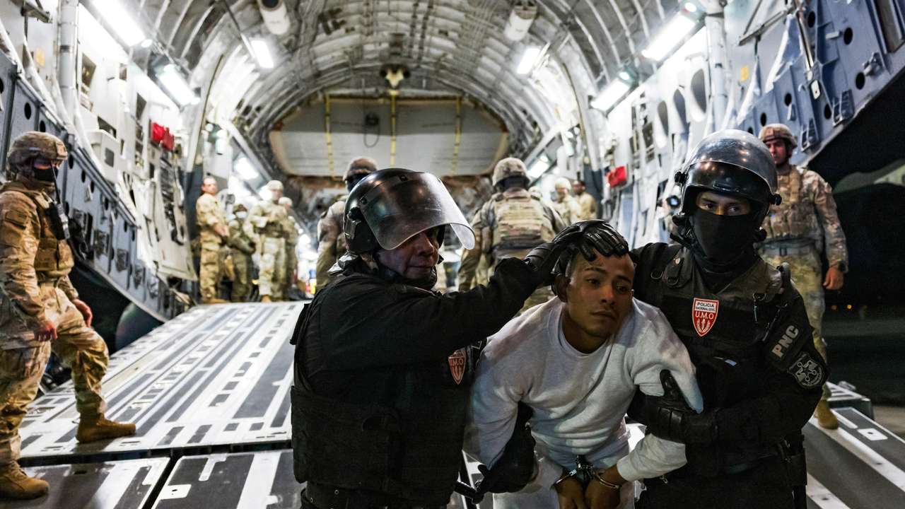 U.S. deports alleged members of the Tren de Aragua to be imprisoned in El Salvador