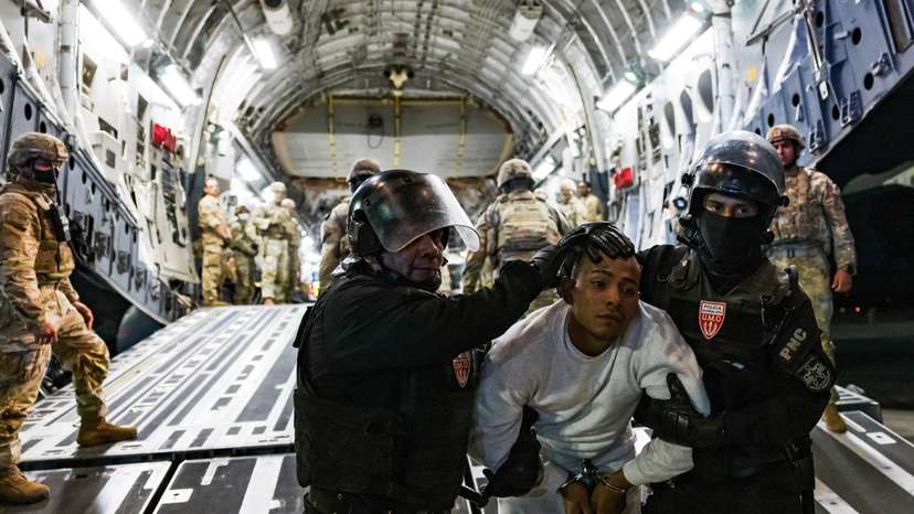 U.S. deports alleged members of the Tren de Aragua to be imprisoned in El Salvador