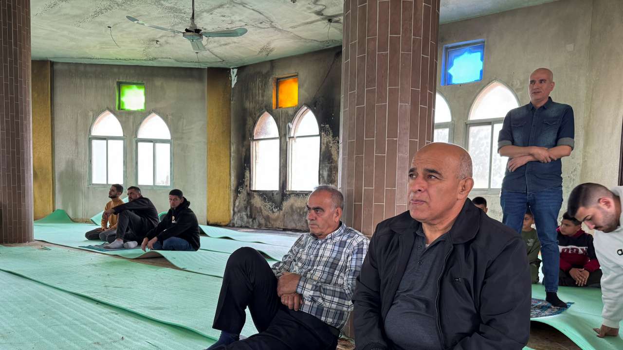 Israeli settlers set fire in a mosque in the West Bank, Palestinians say