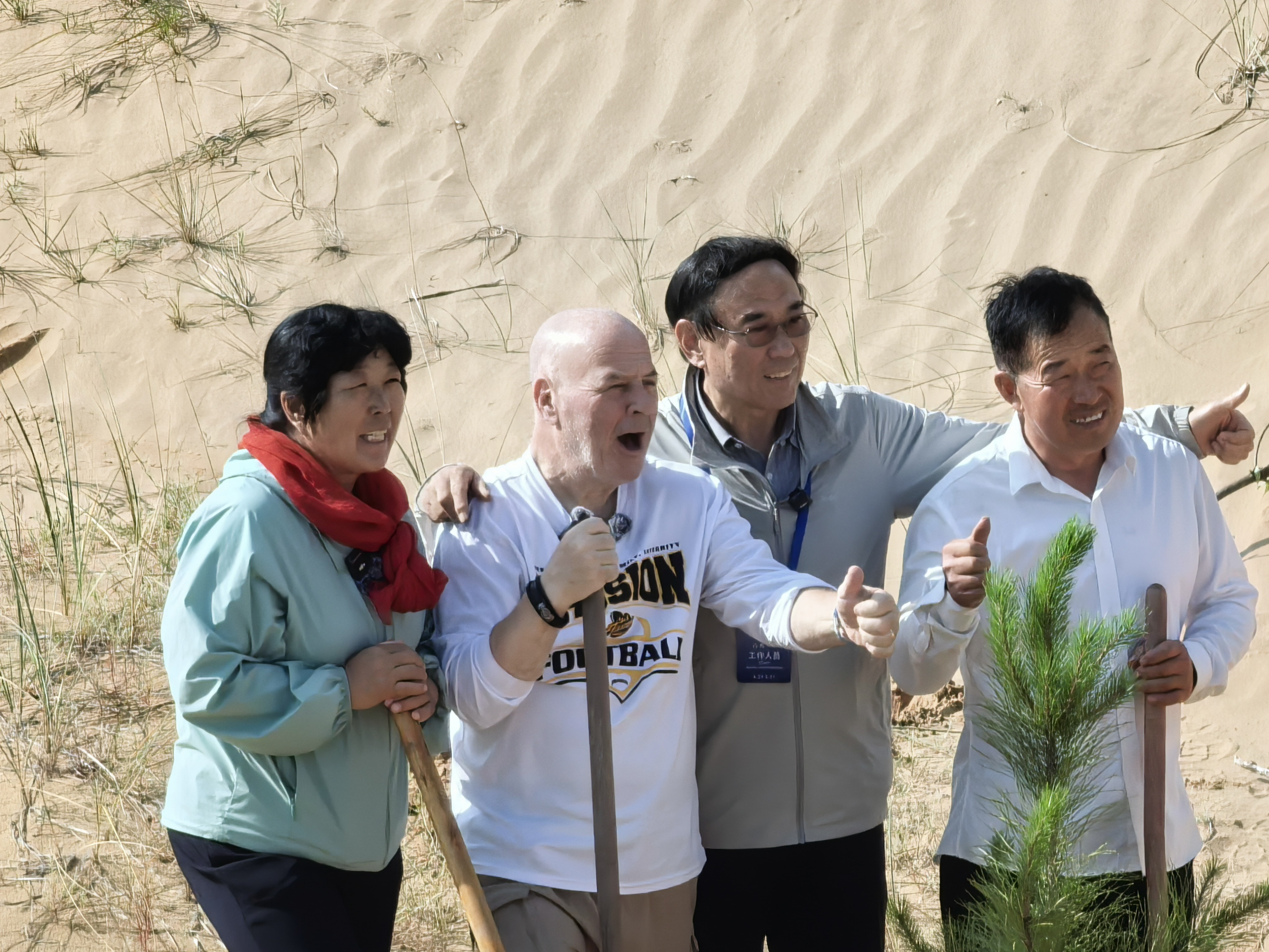 Yin Yuzhen (left) and Ronald Salkolsky (second left) planting trees in the desert.