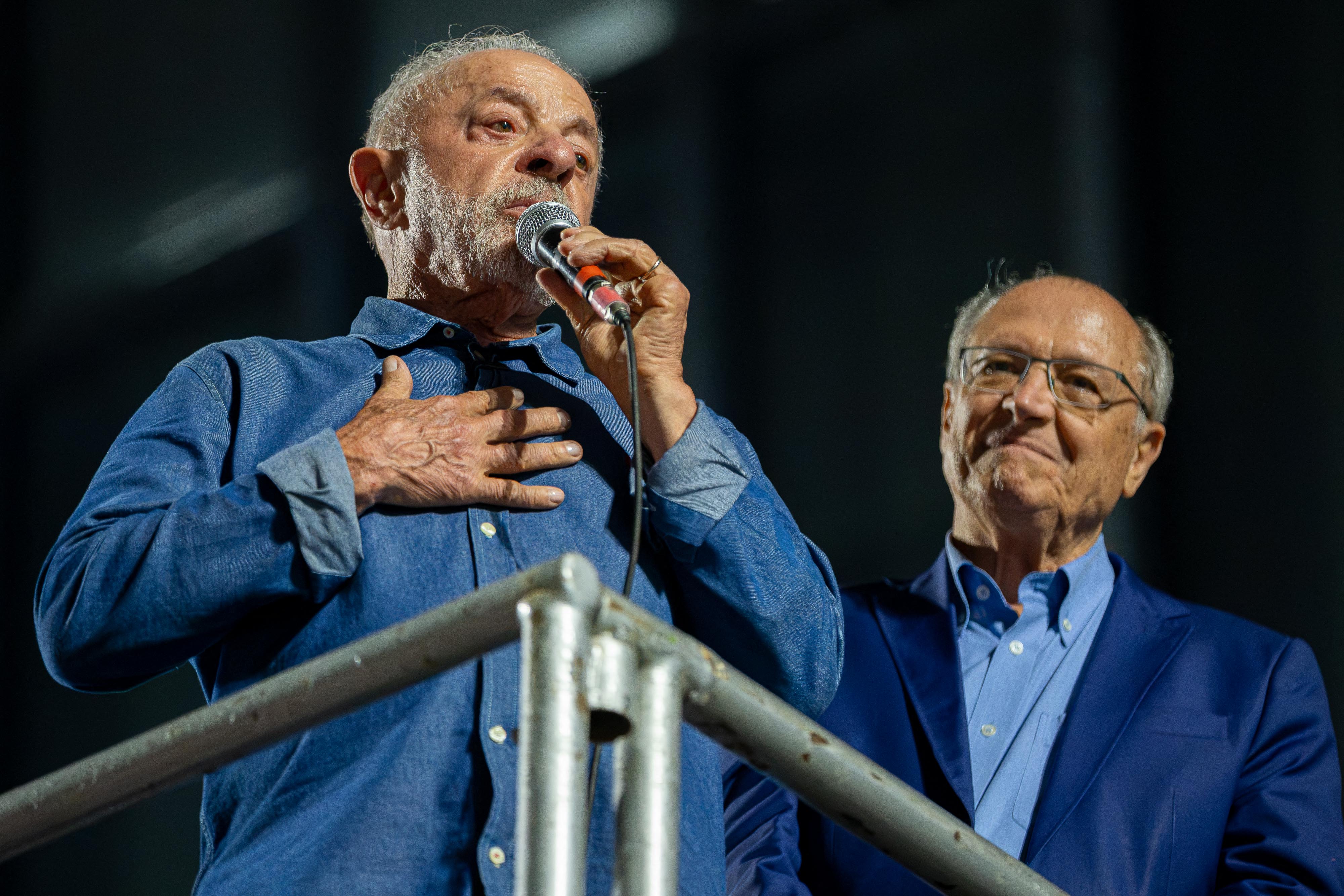 O presidente Lula (PT) celebra a reeleição na avenida Paulista, em São Paulo, ao lado do vice-presidente Geraldo Alckmin (PSB)