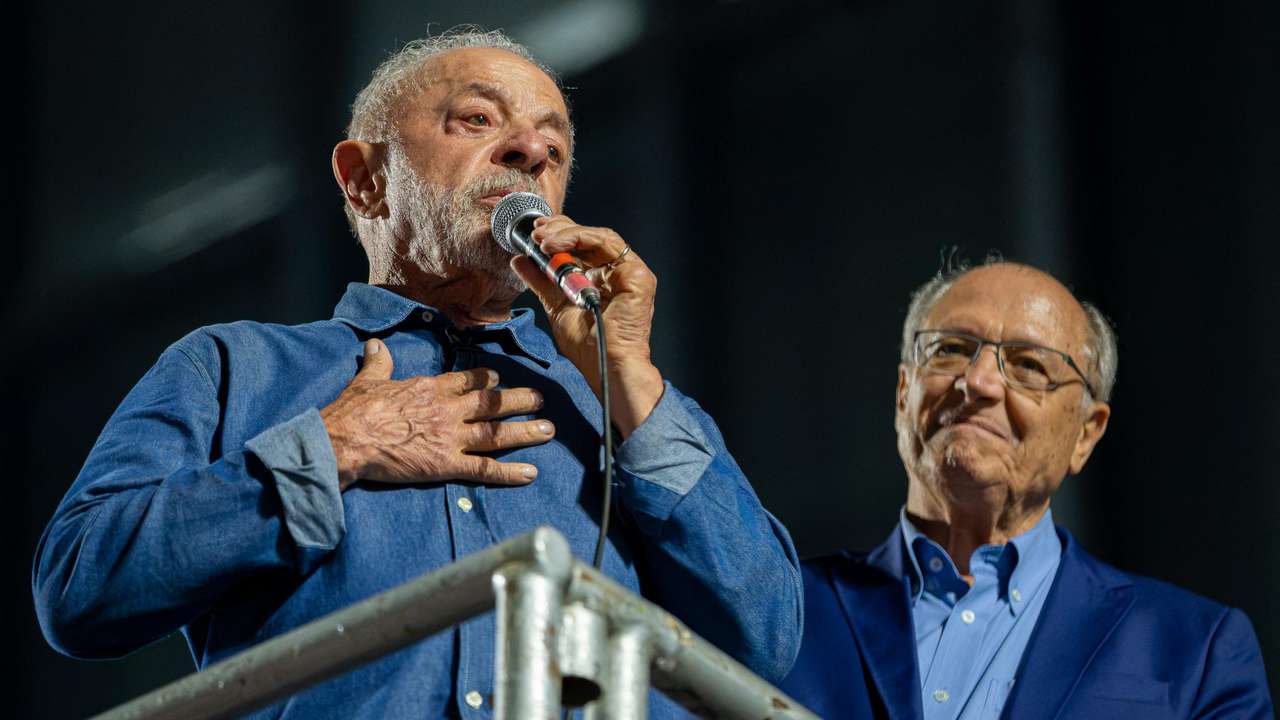 O presidente Lula (PT) celebra a reeleição na avenida Paulista, em São Paulo, ao lado do vice-presidente Geraldo Alckmin (PSB)