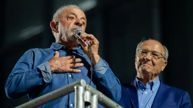 O presidente Lula (PT) celebra a reeleição na avenida Paulista, em São Paulo, ao lado do vice-presidente Geraldo Alckmin (PSB)