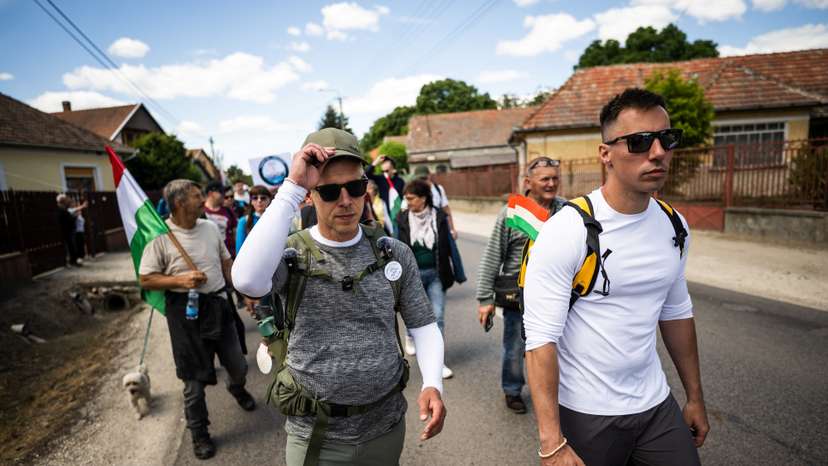Hungarian opposition leader walks to Romania to win over ethnic Hungarians' support in runup to 2026 election
