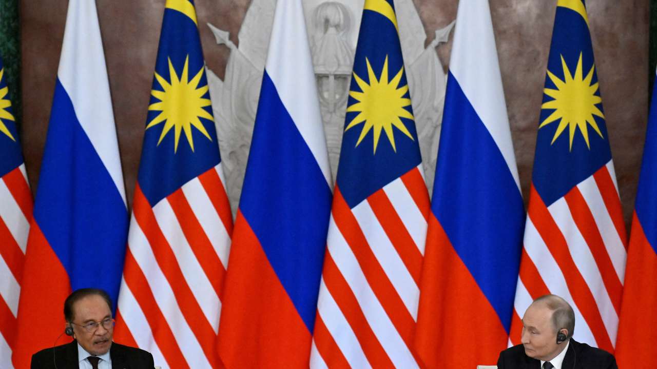 Russian President Vladimir Putin meets with Malaysian Prime Minister Anwar Ibrahim in Moscow