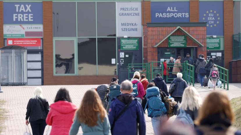 FILE PHOTO: Ukrainian refugees walk towards border crossing from Poland to Ukraine, in Medyka