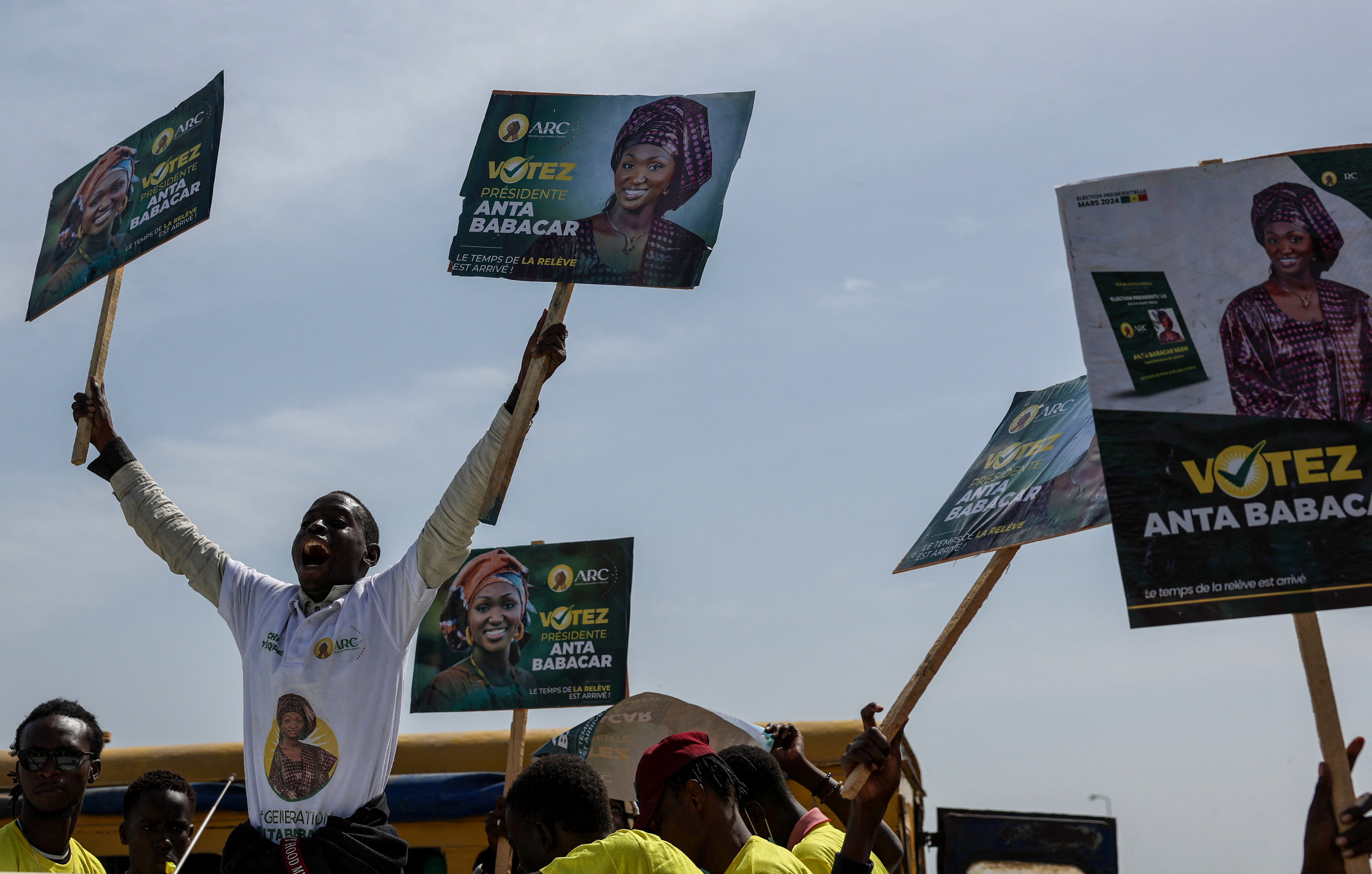 Senegal kicks off short election campaign after poll delays