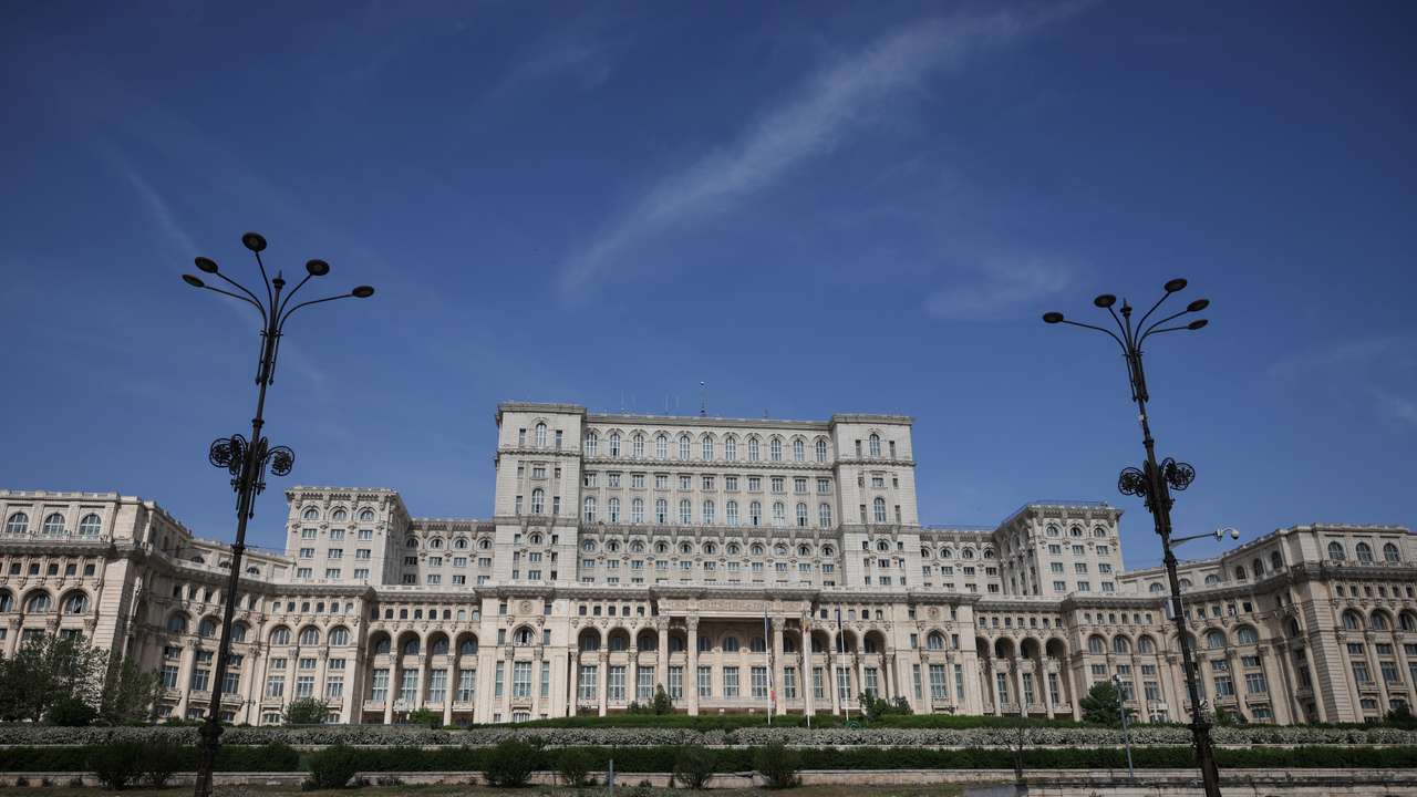 Daily life following the first round of presidential election, in Bucharest