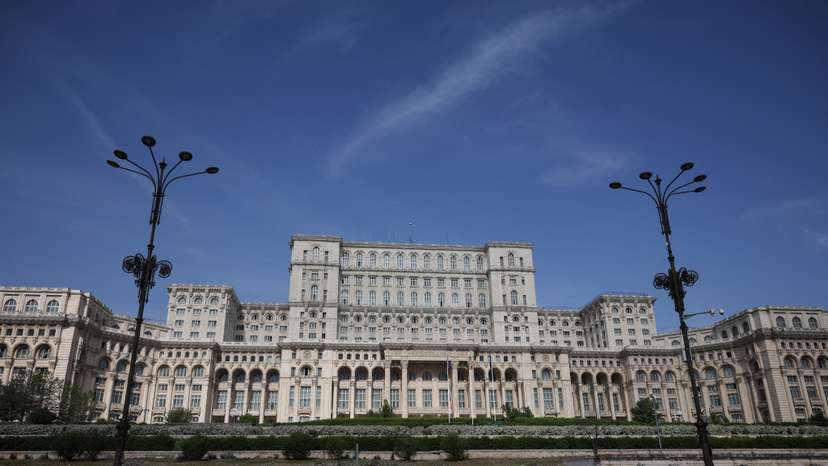 Daily life following the first round of presidential election, in Bucharest