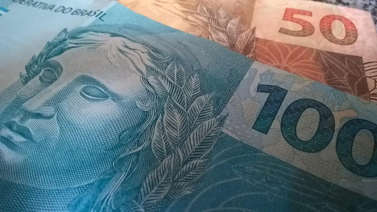 Imagem mostra duas notas de real, uma de R$ 100 e outra de R$ 50 reais