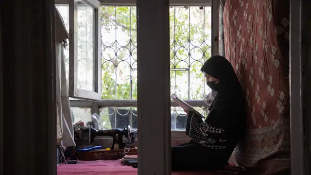 Jovem de 15 anos de Kabul estuda em sua casa.