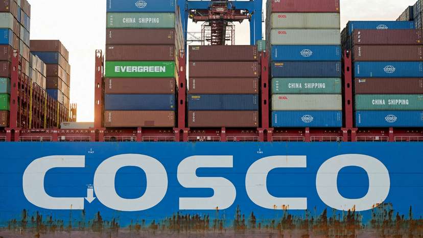 Cargo ship 'Cosco Shipping Gemini' of Chinese shipping company Cosco is loaded at the container terminal 'Tollerort' in the port in Hamburg