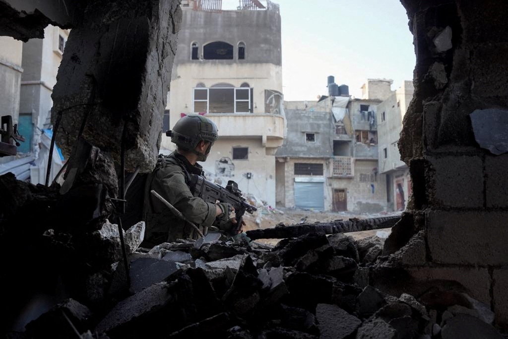 Israeli soldiers conduct military operation in Khan Younis