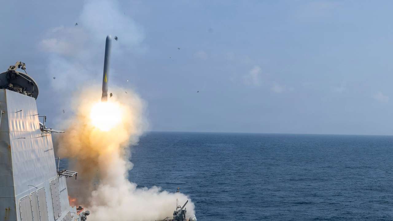 O destróier de mísseis guiados USS Delbert D. Black lança um míssil de ataque terrestre Tomahawk em apoio à Operação Epic Fury, em 28 de fevereiro.