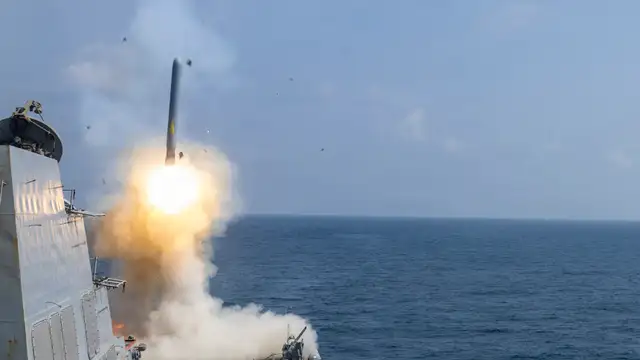 O destróier de mísseis guiados USS Delbert D. Black lança um míssil de ataque terrestre Tomahawk em apoio à Operação Epic Fury, em 28 de fevereiro.