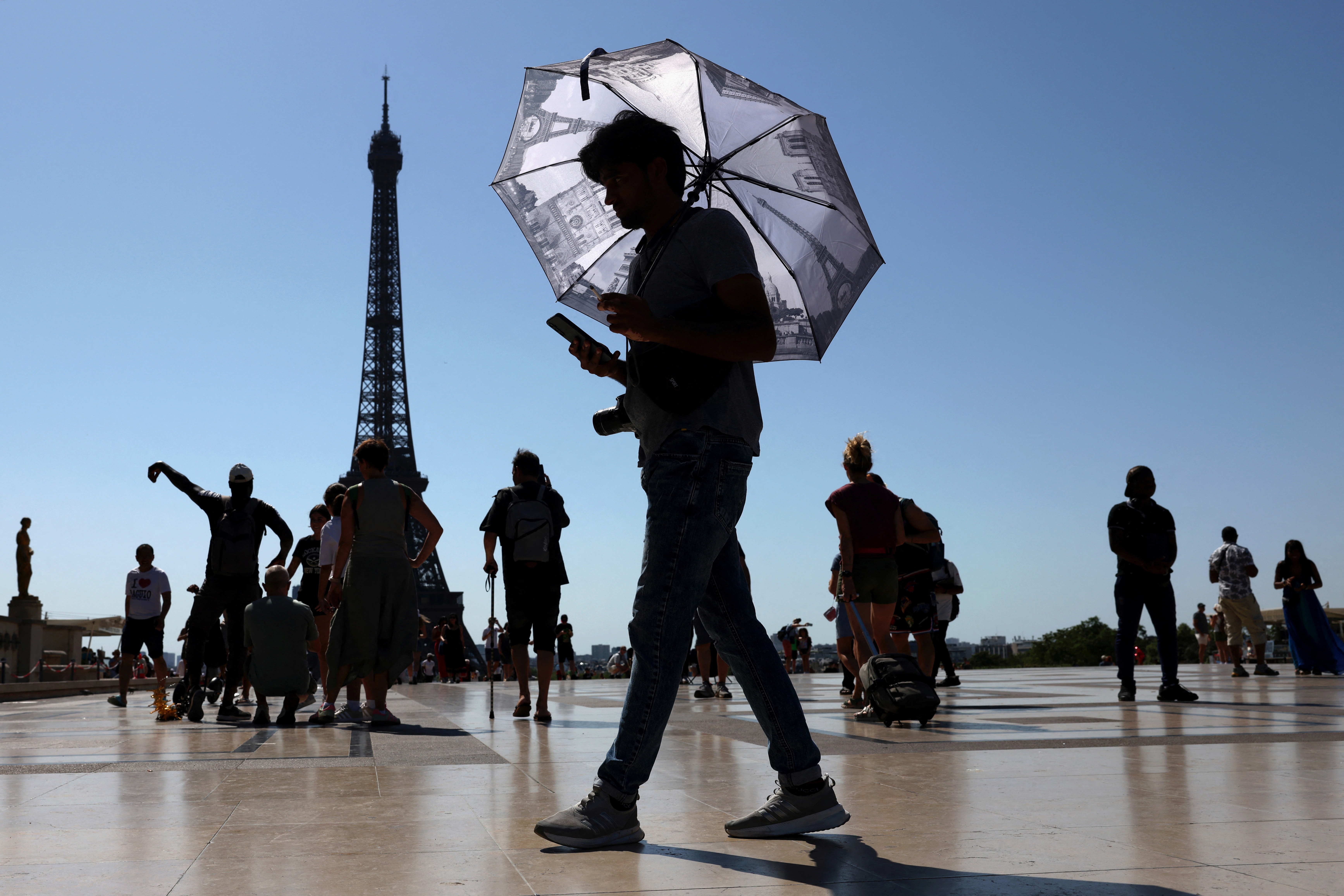 Early heatwave hits France
