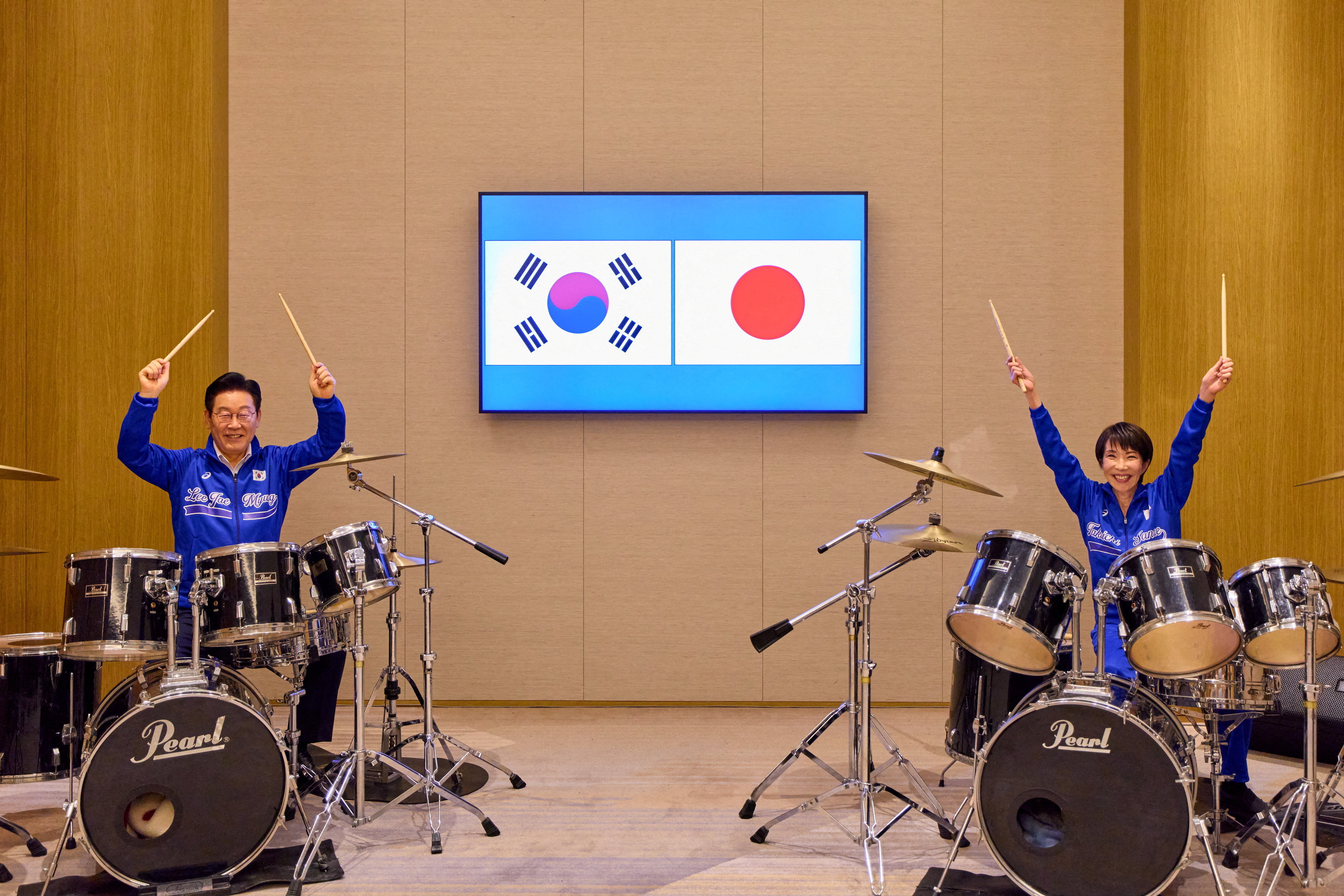 Japan and South Korea leadersbond over drums
