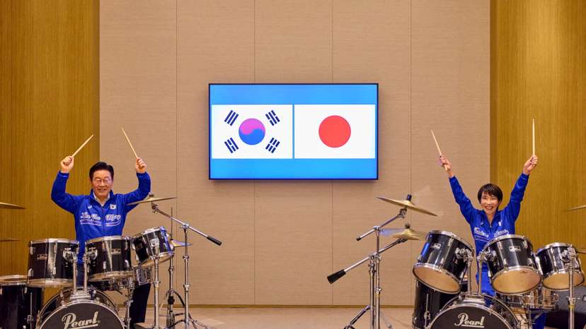 Japan and South Korea leadersbond over drums