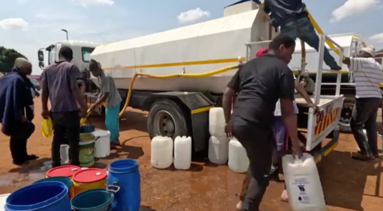 Residents in Tembisa queue to fetch water