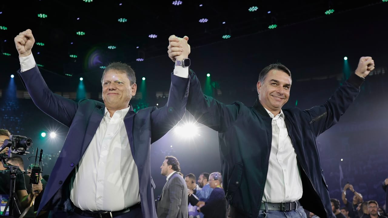 Tarcísio de Freitas (Republicanos) e Flávio Bolsonaro (PL)