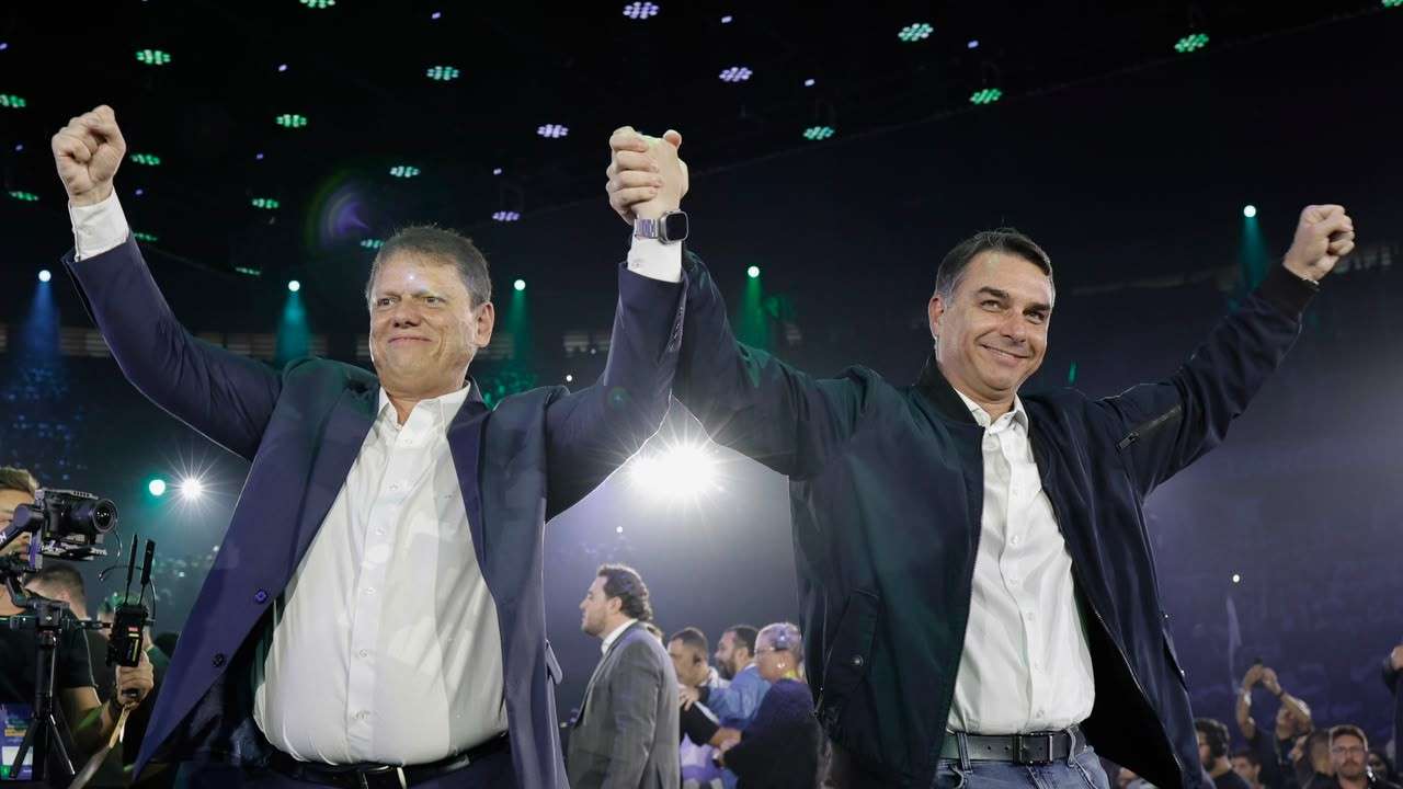 Tarcísio de Freitas (Republicanos) e Flávio Bolsonaro (PL)