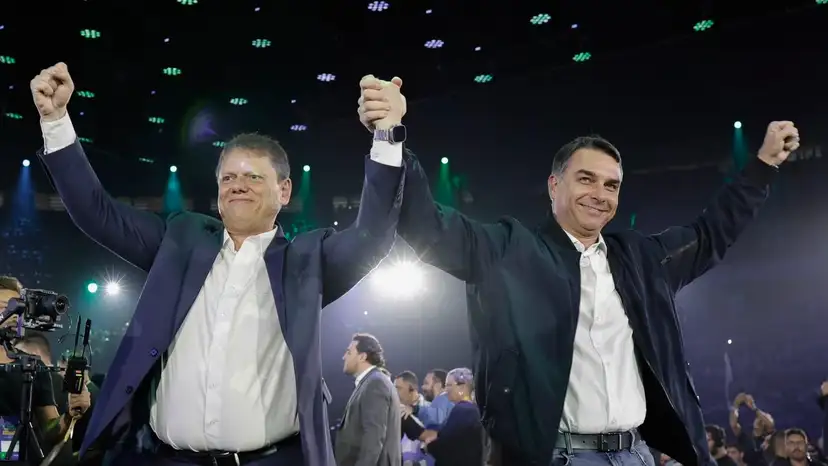 Tarcísio de Freitas (Republicanos) e Flávio Bolsonaro (PL)